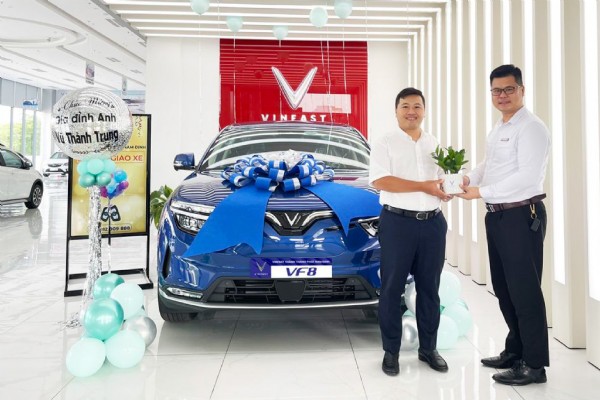 Lễ bàn giao xe điện VinFast VF 8 đầu tiên tại Nam Định